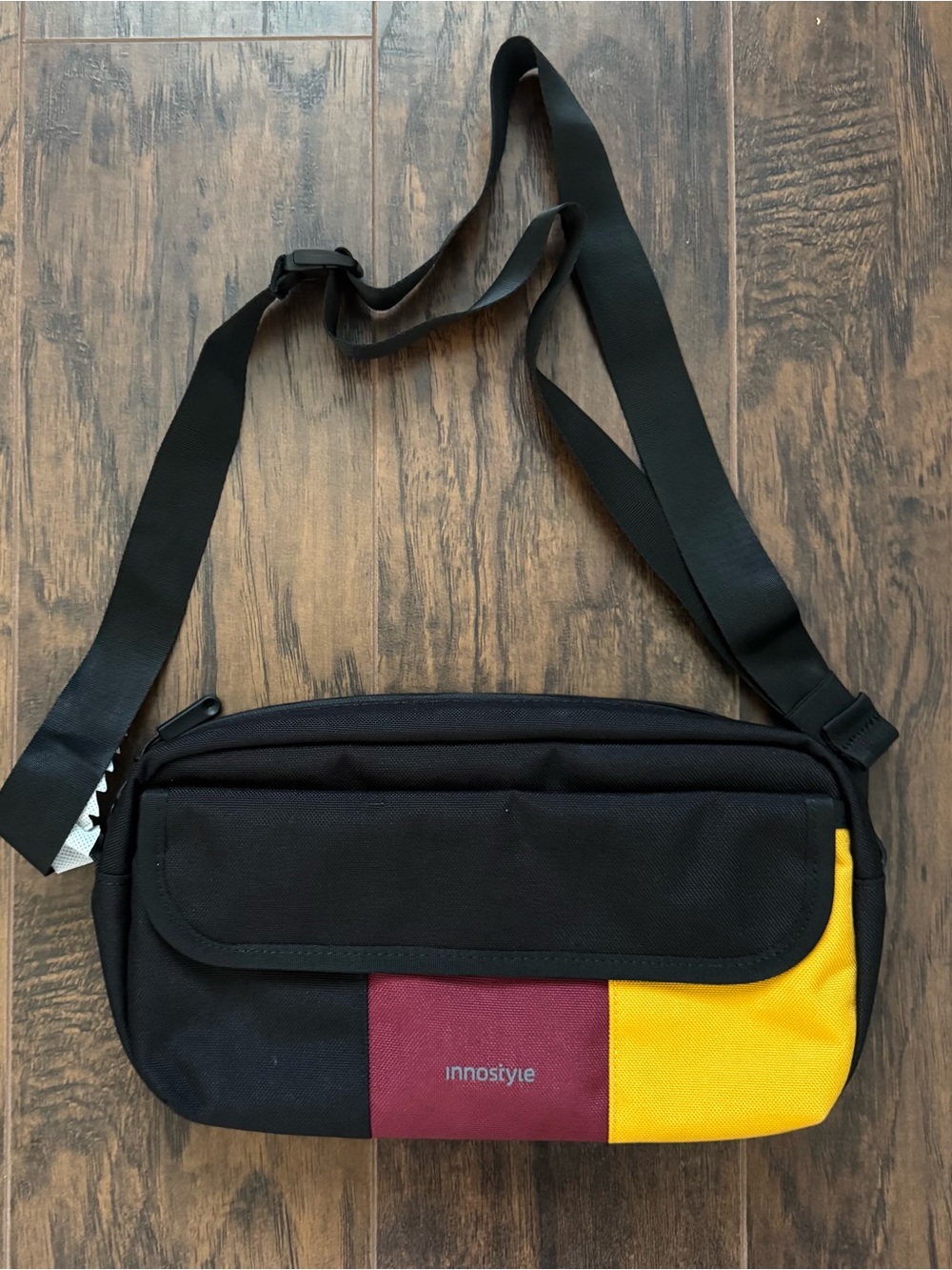 NWT INNOSTYLE VERSASLING S2101 Crossbody Sling Bag Black Yellow and Mauve